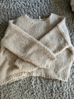 Stickad tröja  - Mysig stickad tröja i storlek M. Perfekt för kalla dagar 💗