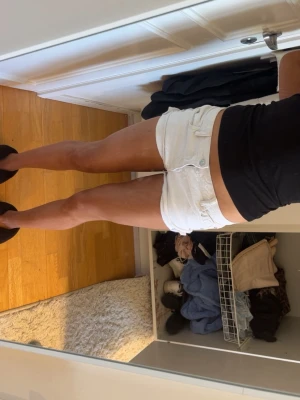 Vita shorts med snörning - Säljer ett par vita shorts med snygg snörningsdetalj på sidan, passar xs/s säljs inte längre, pris kan förhandlas 