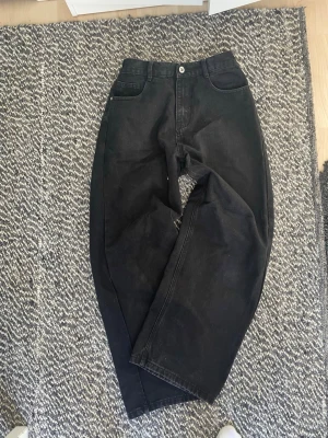 Svarta baggy jeans y2k streetwear - Dom är svarta, baggy fit och i bra kondis. Passar till allt och är skitnice till vardags. 