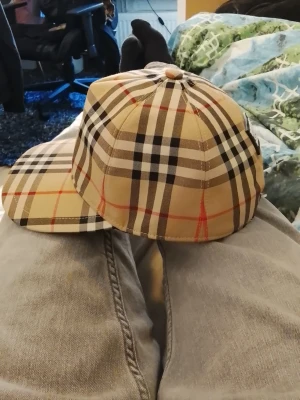 Burberry keps  - Jag säljer denna Burberry keps, väldigt fett kvalitet. Använt den ba en gång... De som är intresserade köpa skriv pv.