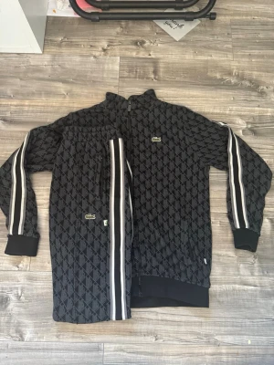 Svart kofta Lacoste  - Jätte fin svart kofta som fixar ens outfit.