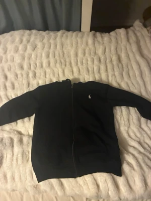 Polo Ralph lauren hoodie” - Bra Skcika passar xs perfekt för en chill kväll med vännerna eller sent på kvällarna,pris kan diskuteras vid snabb affär
