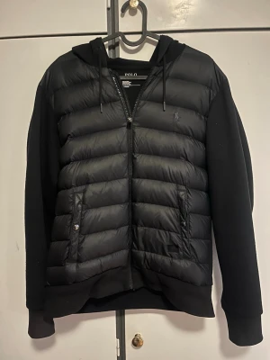 Ralph Lauren cardigan  - Säljer en fin cardigan från polo Ralph Lauren. Perfekt för våren och sena sommarkvällar. Storlek S men kan även passa om man bär M. Jackan har ett litet hål vid vänster ficka som är tejpat men annars har jackan perfekt skick. Skriv privat för fler frågor!