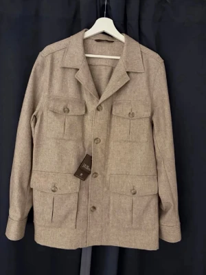 Overshirt från Oscar Jacobsson - Säljer denna helt oanvända overshirt från Oscar Jacobsson i storlek L, pris ej hugget u Sten vid snabb affär!