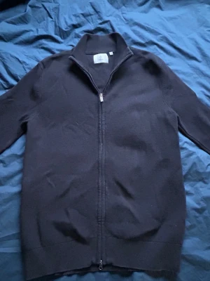Mörkblå ziptröja från Bläck - En mörkblå stilren ziptröja från bläck. Använd en del, men den är i toppen skick. Storleken är S! Nyspris är ungefär 699kr. Mitt pris är 299kr! Hör av er vid funderingar. 