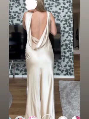 Balklänning meshki  - Säljer denna sjukt fina champagnefärgade balklänningen från Meshki! I storlek L men passar mig som bär M💛💛 Notera skavankerna!! Inget som syns tydligt när den man bär den🙏 Skicka gärna prisförslag! Jag är 165 cm för referens