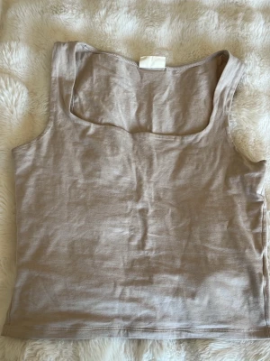 Linne  - En stilren beige linne. Perfekt att matcha med jeans eller kjol för en enkel och trendig look. Mjuk och skön mot huden, skriv gör frågor💕