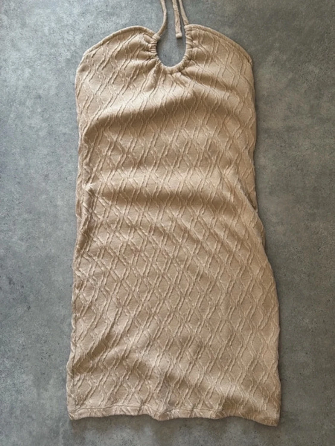 Beige stickad halterneckklänning