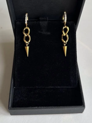 Kedja örhängen - Örhängena är aldrig använda och 100 % rost- och nickelfria. Hör gärna av dig om du har några frågor ☺️