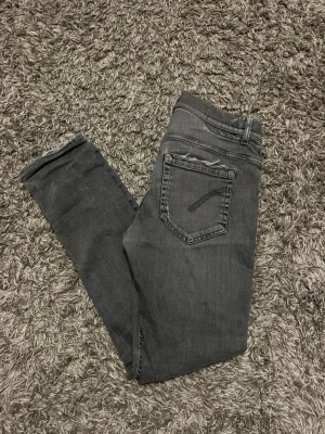 Dondup jeans - Galet snygga jeans från Dondup! | Modell: George | Skick: 7/10 | Storlek: 30/30 | Hör gärna av dig vid frågor!!