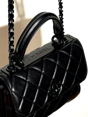 Black shoulder and handbag - ✨ Elegant svart quiltad väska – tidlös & chic ✨  Säljer en superfin svart quiltad väska i klassisk design. Perfekt för både vardag och kväll – enkel att styla men ger direkt en lyxig känsla.  🖤 Färg: Svart 🖤 Material: Läder 🖤 Skick: Mycket Fin | Små tecken på användning finns vid knappen, inget som påverkar funktionen 🖤 Flera fack invändigt – plats för mobil, plånbok, smink m.m. 🖤 Både handtag och axelrem (kan bäras på flera sätt) 