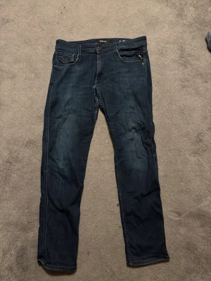 Mörkblå jeans från Replay - Snygga mörkblå jeans från replay. Fint skick.