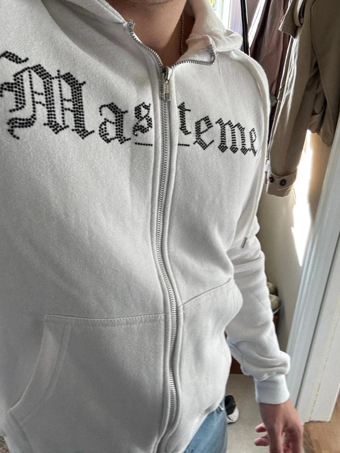 Vit hoodie med tryck från Masterem - 1