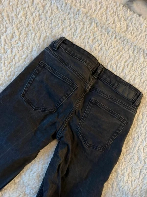 Svarta jeans från 157💞 bootcut - Säljer ett par svarta jeans från 157 med klassisk femficksdesign och bootcut ben. 💗 jag skullr säga att dom är låg/medel midjade💕💕