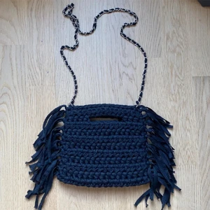 Marinblå väska med guldkedja - Supersöt med guldkedja