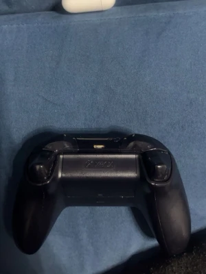 Xbox One konsol med handkontroll - Säljer en svart Xbox One konsol tillsammans med en svart handkontroll. Xbox one den fungerar jätte bra bara några skador på topen i Xbox där de finns liter sträck men annars så förstör de inte ingenting och kontrollet fungerar jätte bra och den har ingen laddare men funkar med batteri jätte bra. Om du har andra frågor fråga mig. Och kan diskutera om att sänka prisen 