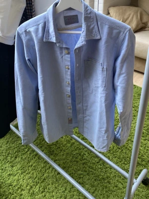 Replay skjorta - Säljer denna riktigt snygga replay skjorta som är nu perfekt till sommaren, riktigt bra skick, utan defekter! Står att denna är i Medium men skulle helt och hållet säga att den är mer Small!