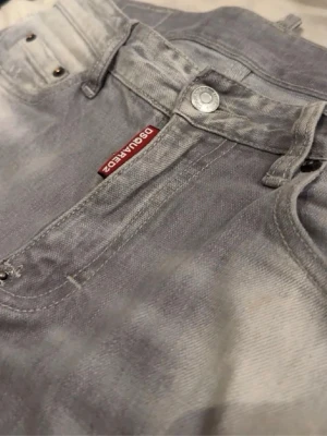 Ljusgrå slitna jeans Dsquared 2 - väldigt sköna jeans