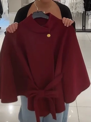 röd poncho från missäy - röd poncho från missäy som är använd ett fåtal gånger. Säljer då den inte kommer till användning ❤️