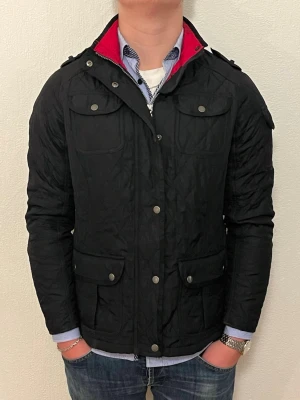 Barbour jacka - Hej jag säljer en otroligt unik quiltad jacka ifrån Barbour. Väldigt fin mörk färg perfekt grym passform. För dig som vill hålla dig extra stilig med något varmt undertill. Nypris ≈ 4000kr Mitt pris endast 649kr. Skick: 9/10 Inga defekter Storlek M. Modellen är 180, väger 78kg. längd:68cm bröstvidd:50cm bottenvidd: 55cm ärmlängd: 60cm. Skriv gärna om du vill ha fler bilder eller har frågor!