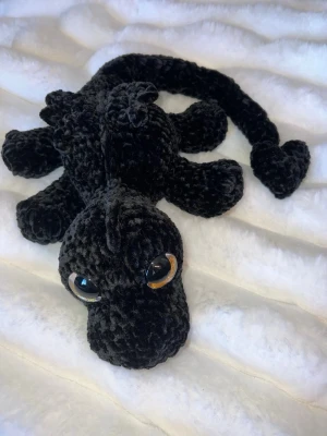 Virkad Tarin  - Detta är en urgullig hel svart, virkat med mjukt garn från Rusta som heter Klara🖤🖤 Den har hårda guldiga ögon som inte går att ta av, sitter som bergen💛✨ Den är cirka 60 cm lång när man sträcker ut svansen✨