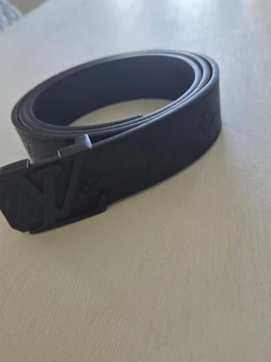 Svart bälte - Snyggt svart skärp  i med spänne Tillverkat i sverige och har en stilren look som passar till många outfits.