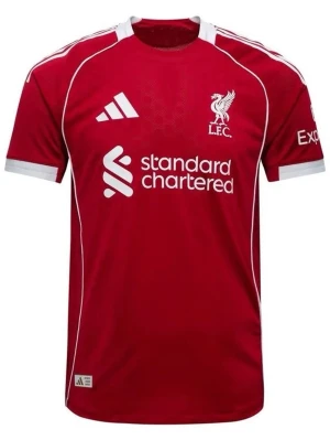 Liverpool röd matchtröja Adidas (Isak) - Snygg röd Liverpool matchtröja från Adidas med vita detaljer och klubbmärke på bröstet. Tröjan har korta ärmar, rund hals och tryckta loggor från Standard Chartered och Expedia. Perfekt för fotbollsträning eller att bära på läktaren. (Hör av er över storlekar har flera storlekar)