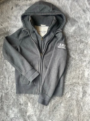 Abercrombie & Fitch Hoodie - Säljer denna sällsynta och mycket eftertraktade Abercrombie & Fitch hoodie | Storlek S | Skick 9/10 | Vid eventuella frågor hör gärna av dig och erbjuder bra pris vid köp av bundle 😁✅