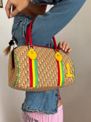 Christian Dior Rasta   - Dior Pre - Owned PVC Boston Bag designad som en resväska med en strukturerad Boston - silhuett. 