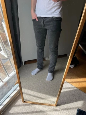 Dondup george jeans  - Tja! Säljer detta feta paret jeans från Dondup!| Modell:George| Mycket gott skick, kontakta mig vid linsta fråga! //Nils- patch saknas, och storlek är uppskattad 