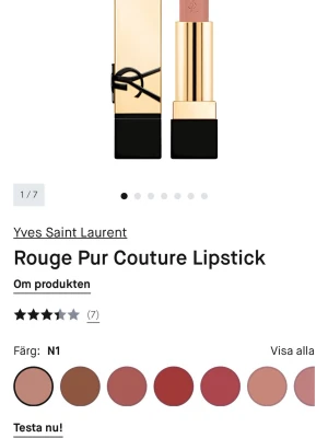 YSL Rouge Pur Couture N1 läppstift - Snyggt läppstift från Yves Saint Laurent i nyansen N1, en klassisk nude-rosa färg. Hylsan är elegant i guld med svart detalj och YSL-logga. Läppstiftet har en krämig formula och kommer i en lyxig fyrkantig förpackning.