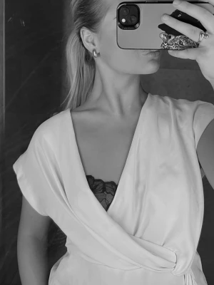 Zara blus - Säljer en vit jättefin blus från zara🥰