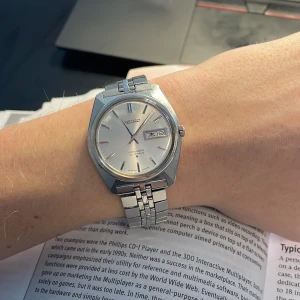 Vintage Seiko - Lord Matic - Japansk gjord Seiko klocka från 1968. Klockans dag visar är i japanska/engelska. Uret är 36mm och i schysst skick! Originalbandet är kvar! Hör av er till mig vid frågor och funderingar!