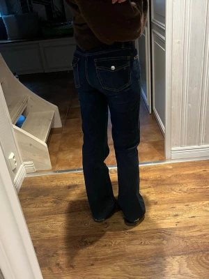 Jeans  - Utsvängda jeans med fickor, storlek xs full length. Bra skick💙