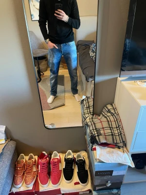 Dondup - Dondup George i fint skick. Modellen på bilden är 178cm och väger cirka 67kg. Snugga slitningar och tvätt på jeansen. Moddelen är George och st är w35. 