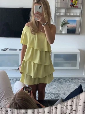 Gul volangklänning från Zara - Första bilden är lånad! Resten är mina. Söt gul kortklänning från Zara med volanger. Perfekt nu till sommaren! Har redan en likadan annons, men det var endast intressekoll så därför lägger jag upp igen🤗 notera att klänningen har en defekt (uttöjt tyg på framsidan, se bilder). Kan skicka samma dag/dagen efter (beroende på när köpet sker)!😇💛 