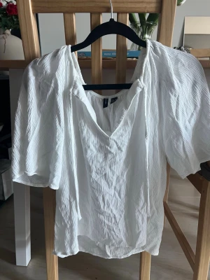 Vit blus från Vero Moda - Snygg vit blus från Vero Moda med knytning. Storlek s