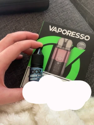 Vaporesso Luxe XR vape-kit + nikotin shot - Säljer ett nytt Vaporesso Luxe XR vape-kit med originalförpackning. Medföljer gör även en flaska Jooz nikotin shot (30PG, 10ml). Vapen har 1500mAh batteri, 5ml pod och laddas med USB-C. Helt oanvänd (ångra efter köpet men för sent att retunera