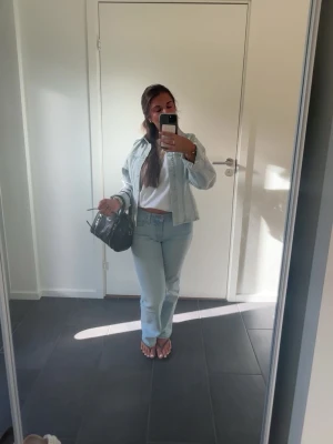 Ljusblå bootcut jeans från Levis - Säljer ett par ljusblå bootcut jeans från Levis. Storlek 27/30, super fina!! 