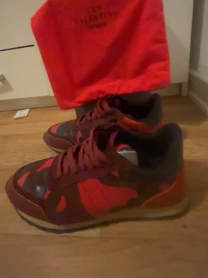 Valentino Rockrunners röda  - Sorry för dåliga bilder kameran e inte så bra