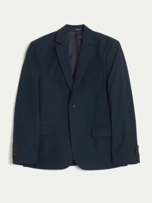 Mörkblå klassisk kostym  - 10/10 använd ett tillfälle. Snygg mörkblå kostym med kavaj och matchande byxor. Kavajen har två framfickor med lock, bröstficka och knappar vid ärmslut. Klassisk passform och enkelknäppt design. Perfekt till skjorta och slips för en stilren look.