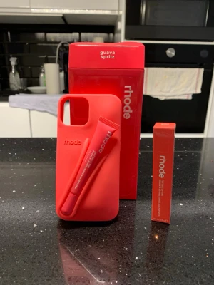 Rhode skal och liptint - Passar iPhone 13/14/15 PRO MAX. Skal + lipgloss + box följer med. Helt nytt oanvänt 💕