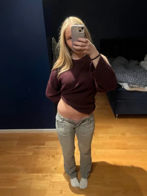 Low waist jeans grå - Säljer ett par gråa jeans med bootcut passform. Jeansen har låg midja och klassiska bakfickor. Har ett hål på rumpan men sytt igen de. De syns att de är ihopsytt men jag tycker de är en snygg detalj. Passar xs