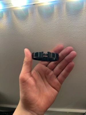 Svart armband  - Snyggt svart armband bra skick 