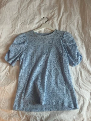 Blå spetsblus från Kappahl - Säljer en ljusblå blus från Kappahl i storlek S. Blusen har fina detaljer vid ärmarna 💗💗Pris kan diskuteras