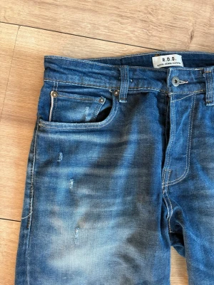 Jack&Jones selvage jeans - Seljer nu dessa selsynta Jack&Jones selvage Jeans med collab av royal denim devision. Jeansen har feta slitningar och fade och är i storleken 30/34 men sitter mer som 31/33. Modellen på bilden är 187cm lång och väger 70kg. Tveka inte på att kontakta vid minsta lilla fundering. Pris kan gå ner vid snabb affär🔥🙌⚜️