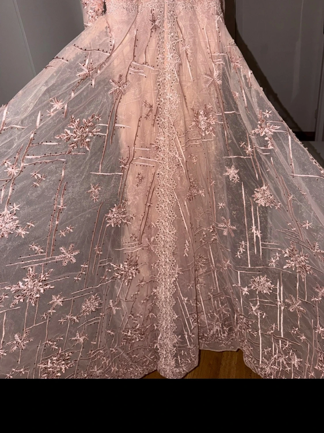 Ljusrosa långklänning med spetsdetaljer - 1