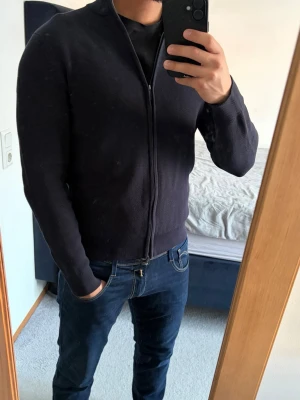 Fullzip - Snygg fullzip cardigan från Bläck i storlek S. Sitter mer som XS då den blev krympt under tvätten. Passar dig mellan 165-175cm. Annars inga defekter alls! Bara att skriva vid funderingar!🌟