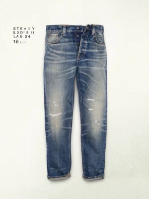 Nudie Selvage Lab Steady Eddie - Säljer ett par Nudie Jeans Selvage Lab Steady Eddie II Lab 34.  Limiterad modell från Nudies Selvage Lab (endast 110 par tillverkade globalt), detta är nr 68/110. Detta är Nudies mest exklusiva kollektion.   Jeansen är i mycket fint skick, sparsamt använda utan synliga defekter.  • 16 oz rigid selvedge denim (Candiani, Italien)   • 100% ekologisk bomull   • Regular tapered fit (Steady Eddie II)   • Handgjorda slitningar, lagningar och fades från fabrik   Storlek W32 L34 eller 32/34. 