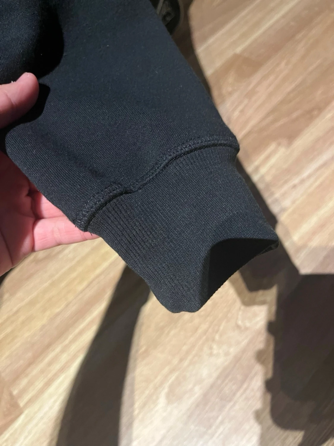Svart basic hoodie med Känguruficka - 4